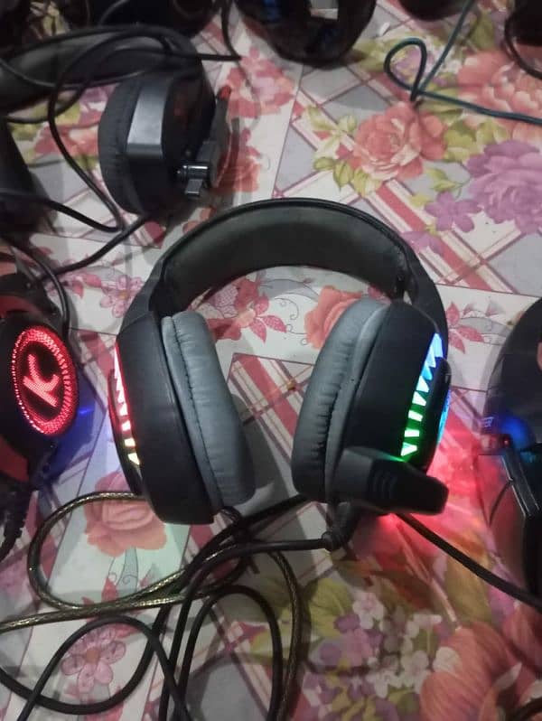 Use gaming RGB headphones 4