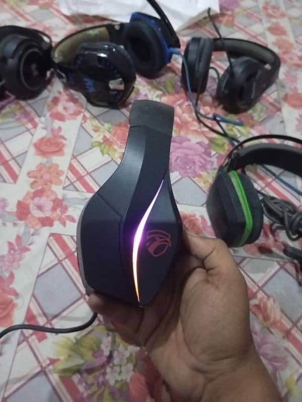 Use gaming RGB headphones 7