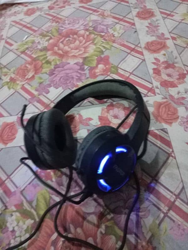 Use gaming RGB headphones 14