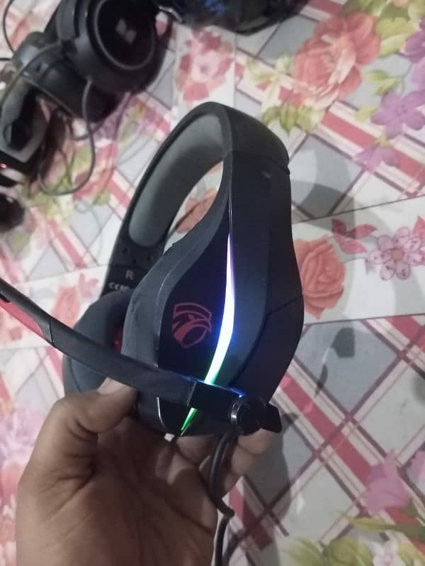 Use gaming RGB headphones 15