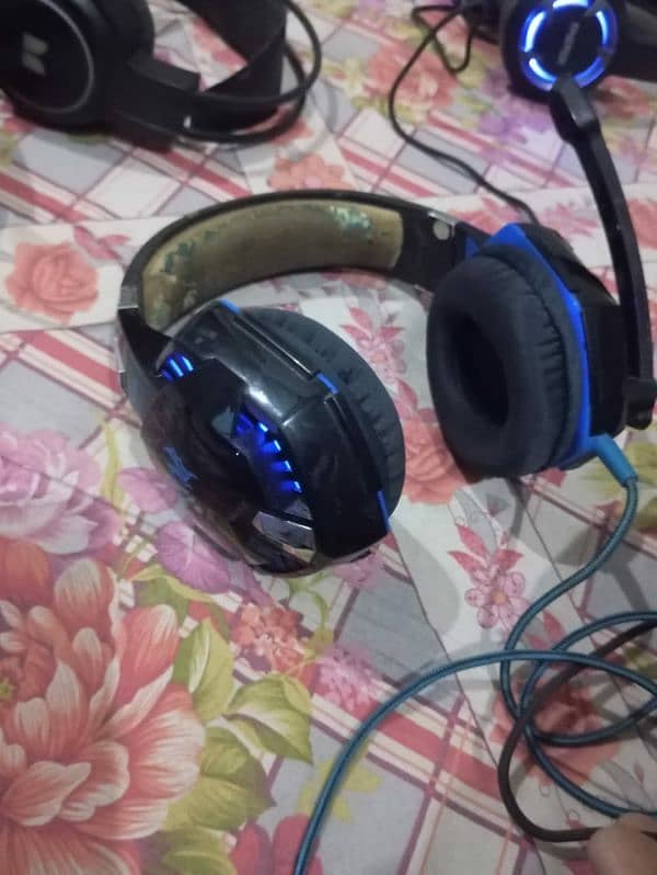 Use gaming RGB headphones 16