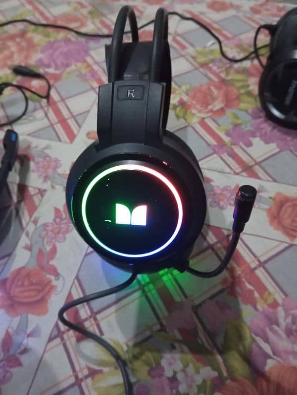 Use gaming RGB headphones 17