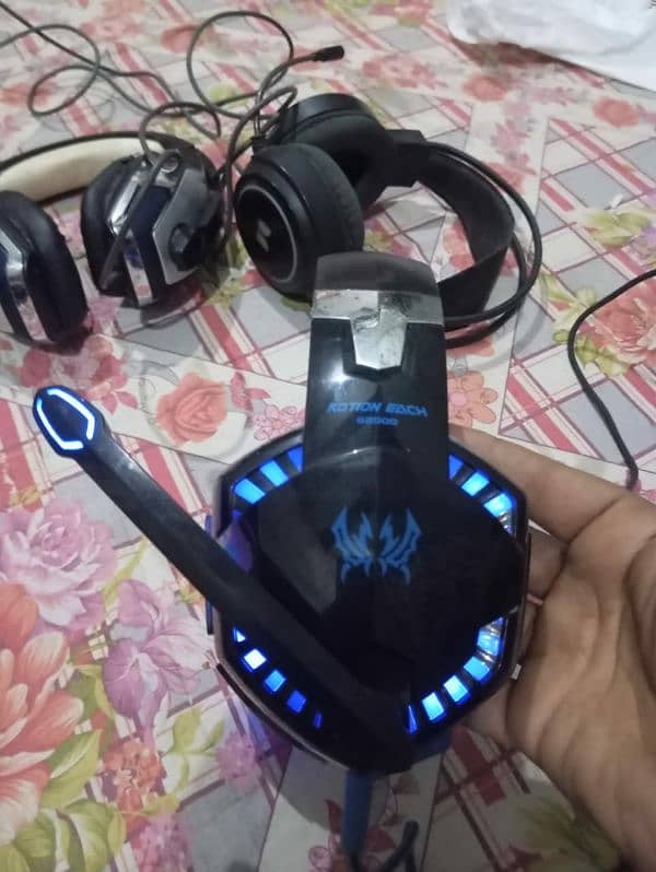 Use gaming RGB headphones 18