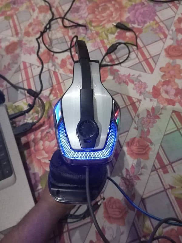 Use gaming RGB headphones 19