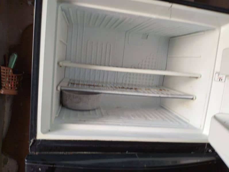 DAWLANCE REFRIGERATOR GOOD CONDITION GENIUNE COMPRESSOR NO ANY FAULT 3