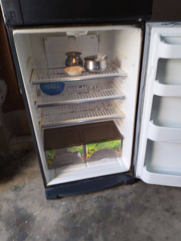 DAWLANCE REFRIGERATOR GOOD CONDITION GENIUNE COMPRESSOR NO ANY FAULT 5