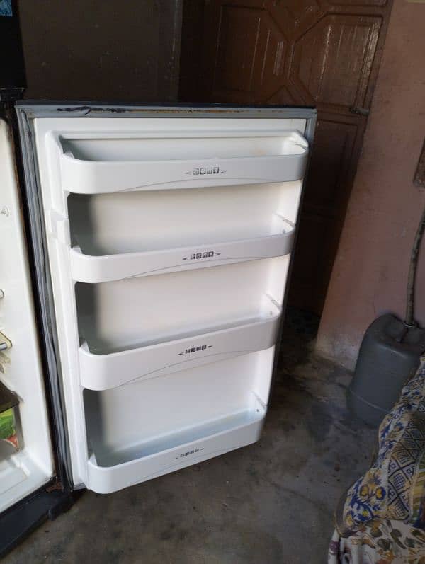 DAWLANCE REFRIGERATOR GOOD CONDITION GENIUNE COMPRESSOR NO ANY FAULT 6