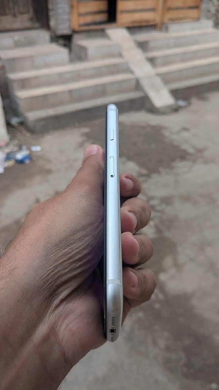 IPhone Se 2020 64Gb Memory Back Crack ha Uper sheet lagai ha 1