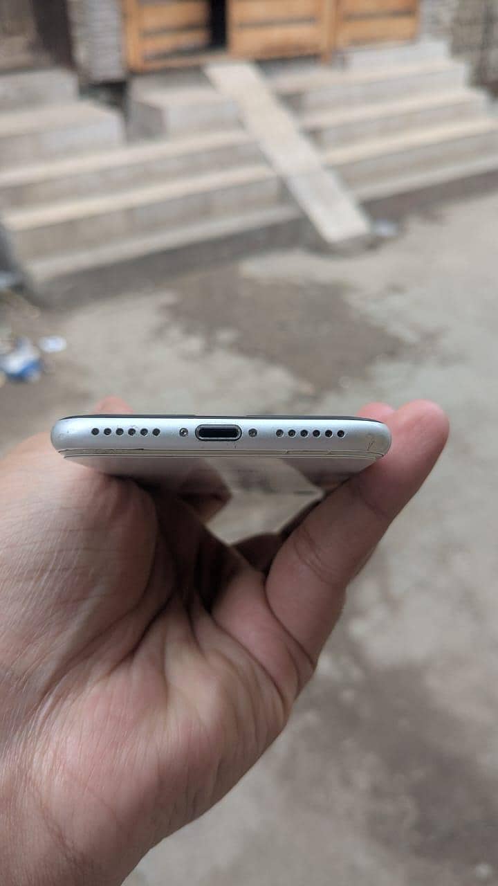 IPhone Se 2020 64Gb Memory Back Crack ha Uper sheet lagai ha 3