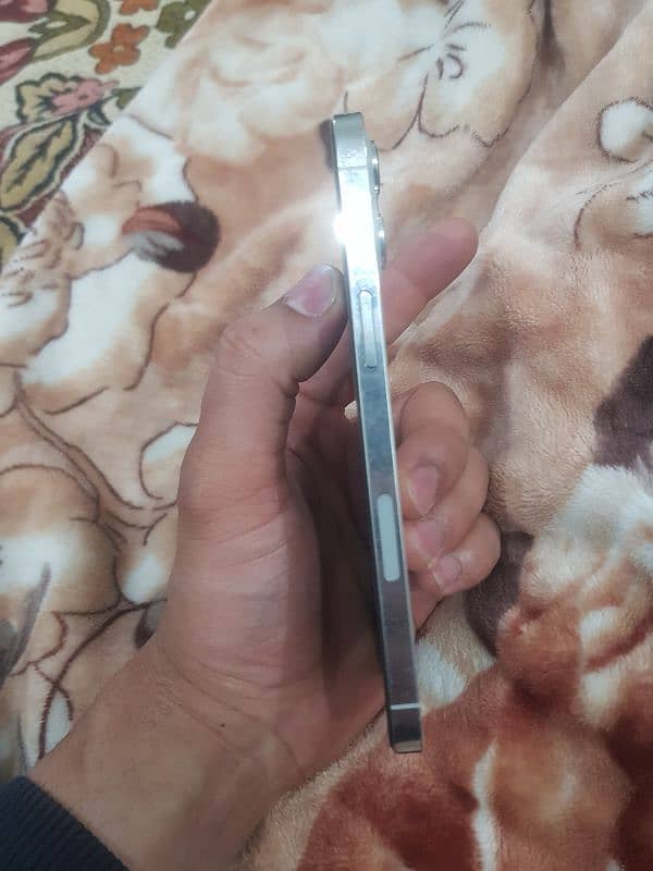 i phone 12pro max non pta jv 128g  full okay phone bai call or whatsap 1