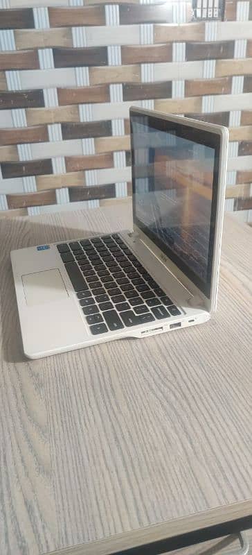 Acer Touch Laptop c720p 3