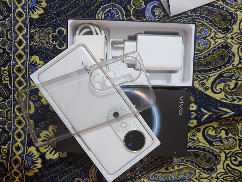 vivo v40 12/256 with box 1