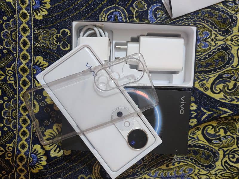 vivo v40 12/256 with box 3