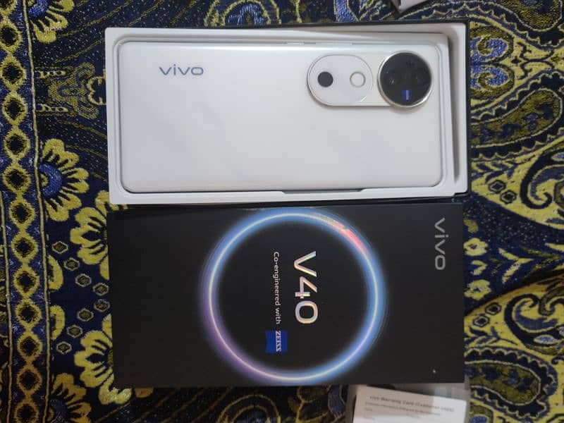 vivo v40 12/256 with box 6