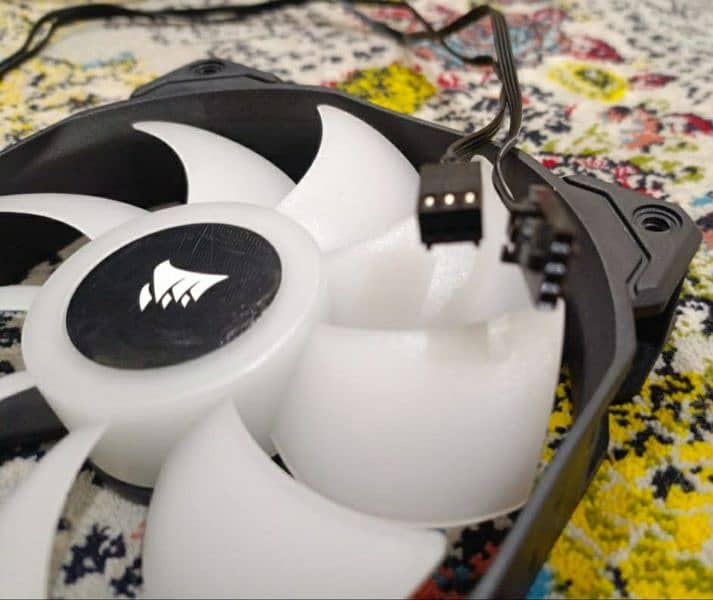 Corsair SP120mm RGB Fans without box. . . 1