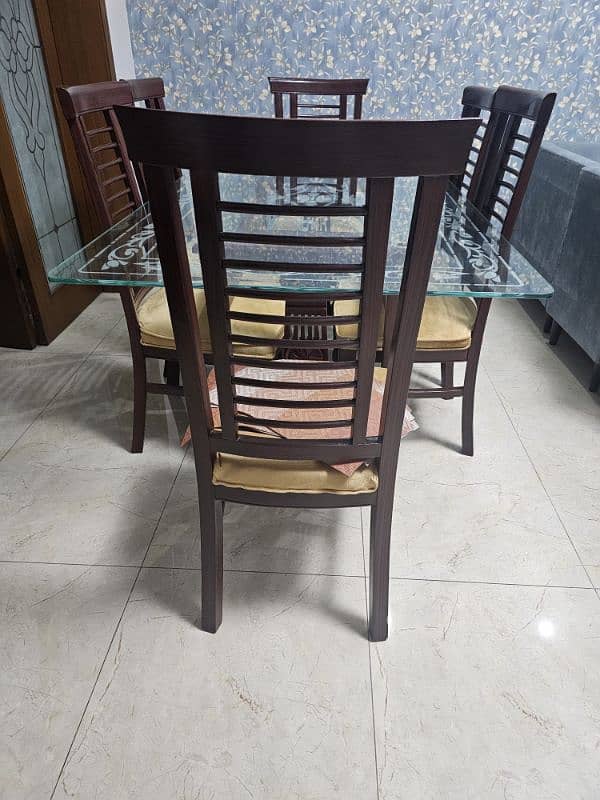 Almost new dining Table with 6 Chairs 3