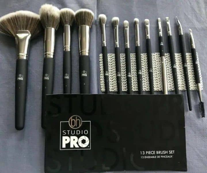 •  Product Type: Makeup Brush Set • 7