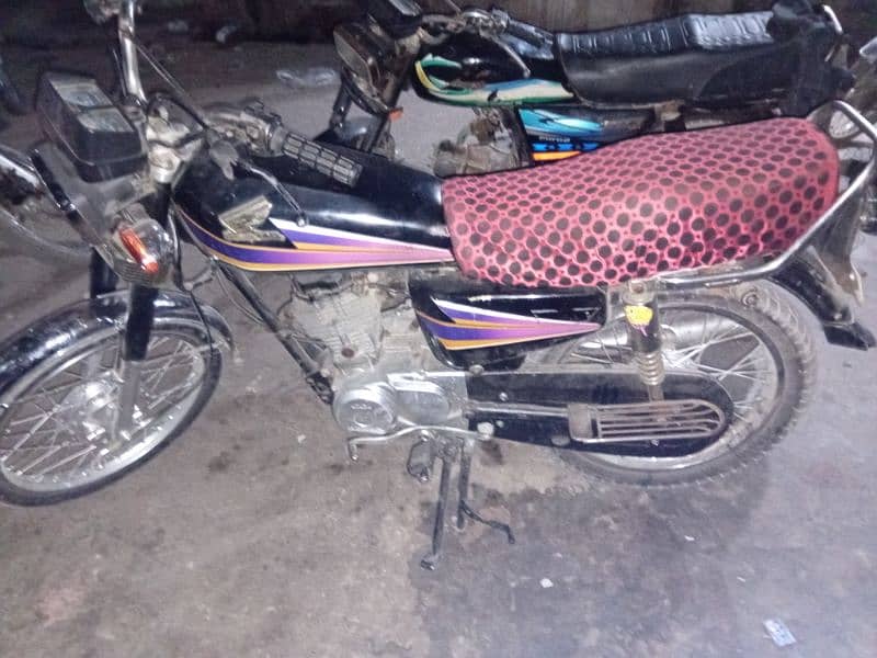 Honda 125 2006 model hyd num vip bike urgent sell 0