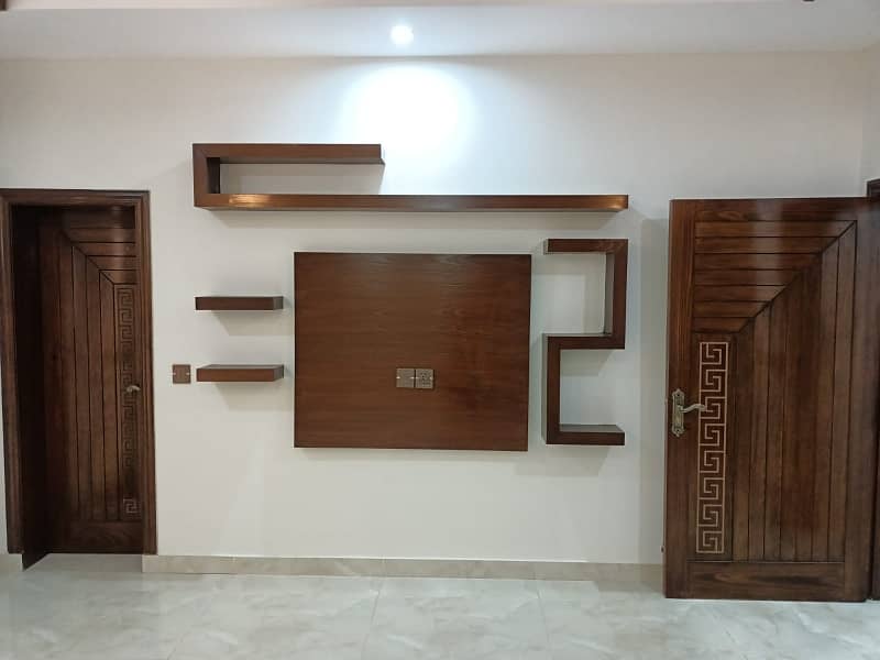 Bahria Town - Sector C House For rent Sized 5 Marla 7