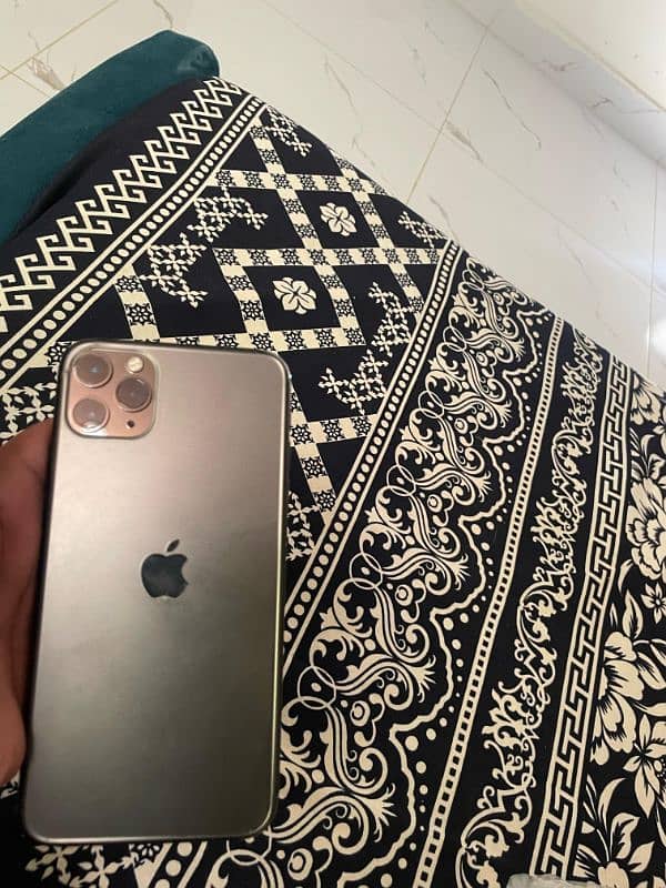 IPhone 11 pro max condition 10/10 no open no repair 0