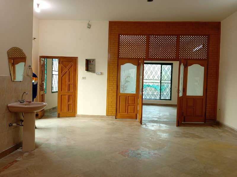 10 MARLA BEAUTIFUL UPPER PORTION FOR RENT IN JOHAR TOWN 0