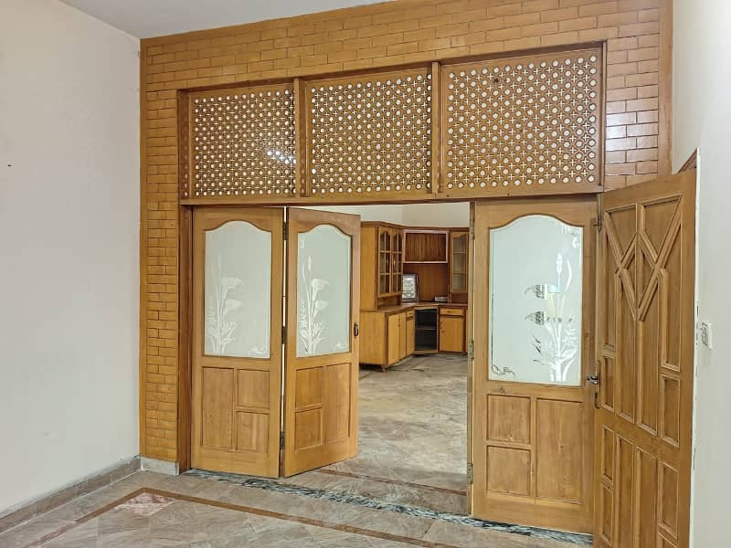 10 MARLA BEAUTIFUL UPPER PORTION FOR RENT IN JOHAR TOWN 13