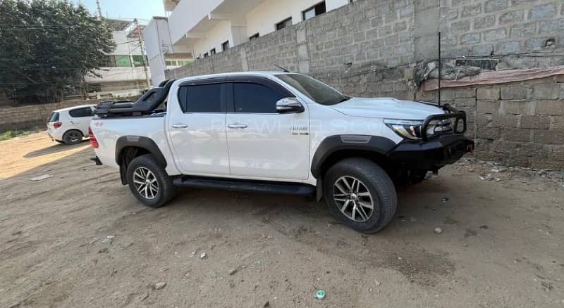 Toyota Hilux REVO V 2017 4