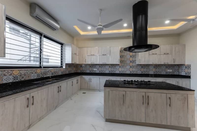 ULTRA LUXURIOUS AND MOST BEAUTIFUL 2 KANAL HOUSE AVAILABLE FOR RENT IN DHA PHASE 2 GOOD LOCATION 9