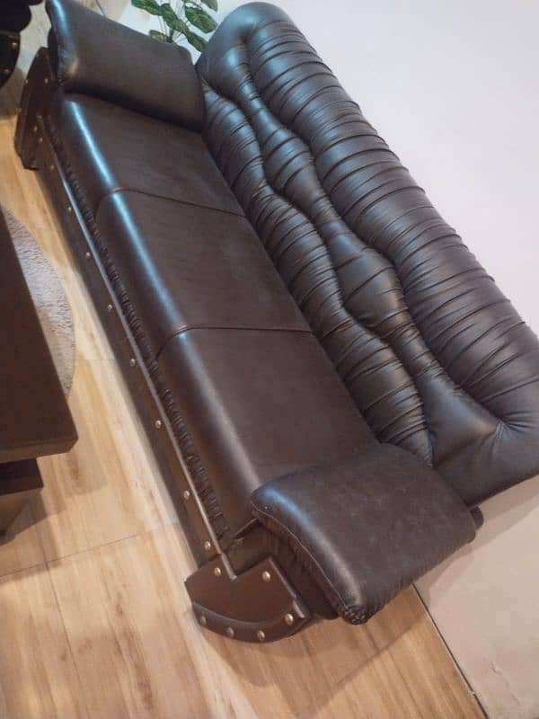 sofa in gud condition 1