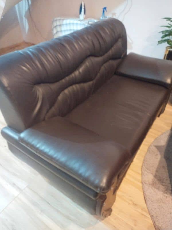 sofa in gud condition 2