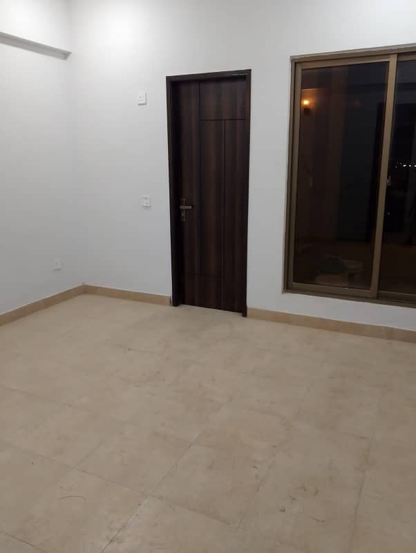 A Prime Location Flat Of 1400 Square Feet In Karachi 13