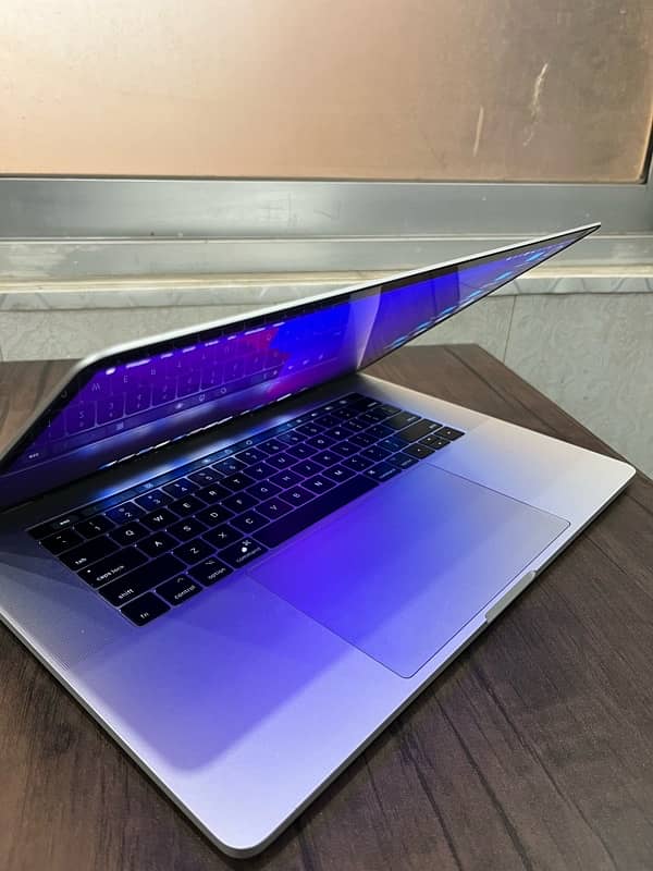 Macbook pro 2017 | 15.4 inch | 3.1 Ghz i7 | 16gb/500gb 2