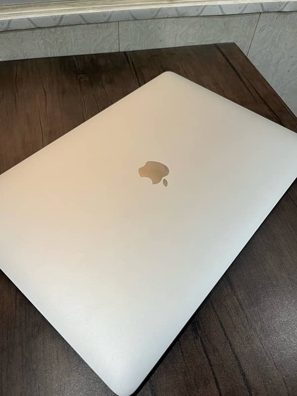 Macbook pro 2017 | 15.4 inch | 3.1 Ghz i7 | 16gb/500gb 3