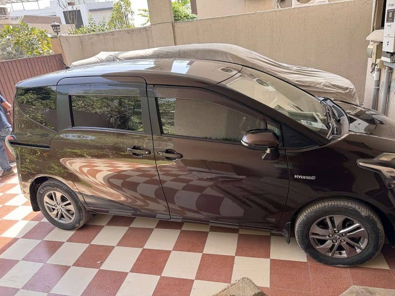 Toyota Sienta/G package/2016/1st owner/7 seater/Excellent car 3