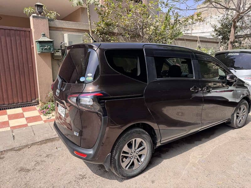 Toyota Sienta/G package/2016/1st owner/7 seater/Excellent car 4