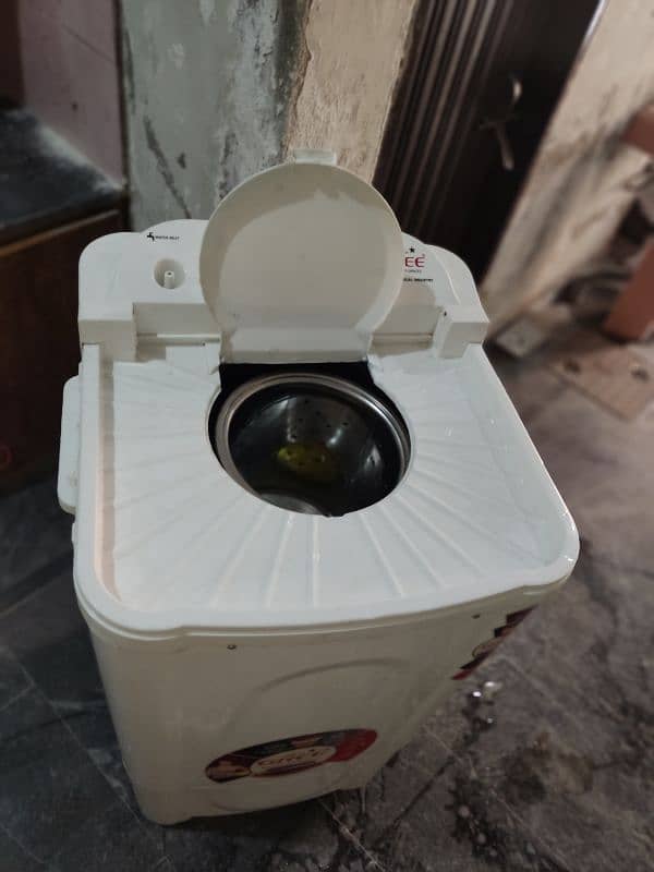 Gree Spinner Dryer Just 4 times Used like New 8