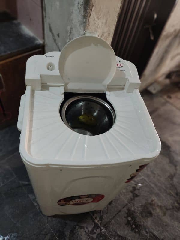 Gree Spinner Dryer Just 4 times Used like New 9