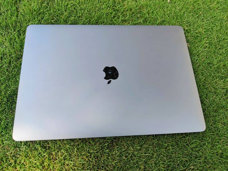 MacBook Pro 2018 15 inch Core i7 | 16/512 | 4 GB AMD Graphics Card 0