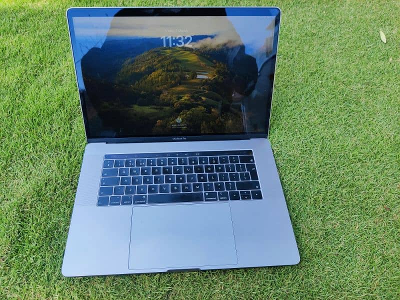 MacBook Pro 2018 15 inch Core i7 | 16/512 | 4 GB AMD Graphics Card 1