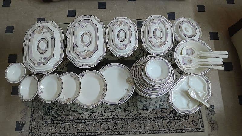 Just like new dinner set 59pcs 1