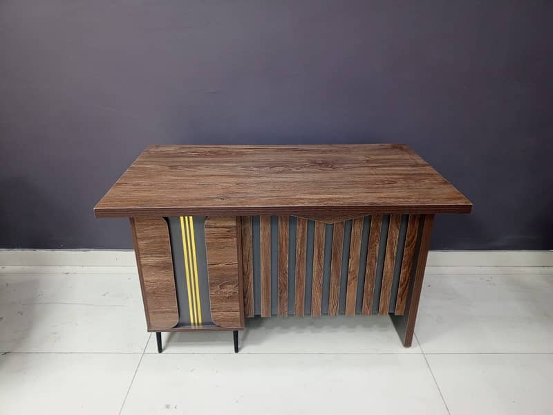 Modern Office Table for Sale – Stylish & Durable, Great Condition! 3