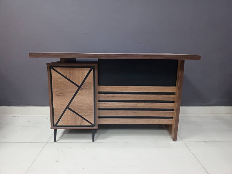 Modern Office Table for Sale – Stylish & Durable, Great Condition! 4