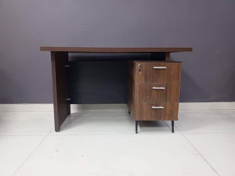 Modern Office Table for Sale – Stylish & Durable, Great Condition! 5