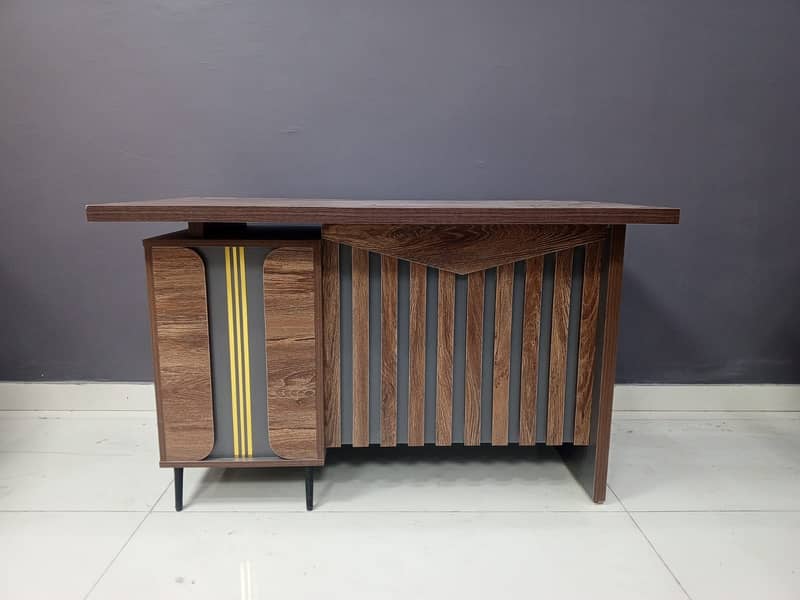 Modern Office Table for Sale – Stylish & Durable, Great Condition! 6