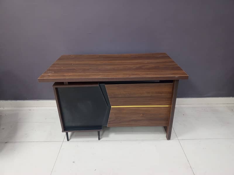 Modern Office Table for Sale – Stylish & Durable, Great Condition! 8