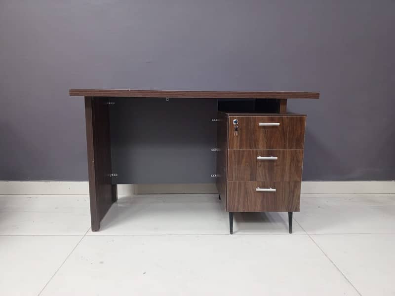 Modern Office Table for Sale – Stylish & Durable, Great Condition! 9