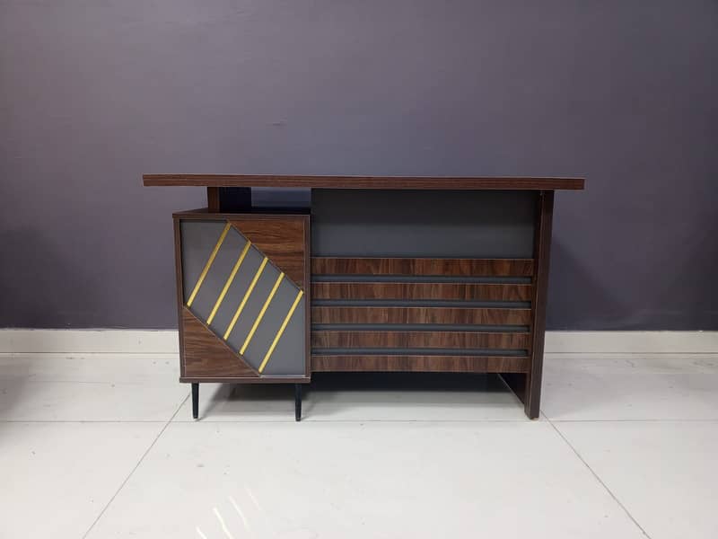 Modern Office Table for Sale – Stylish & Durable, Great Condition! 10