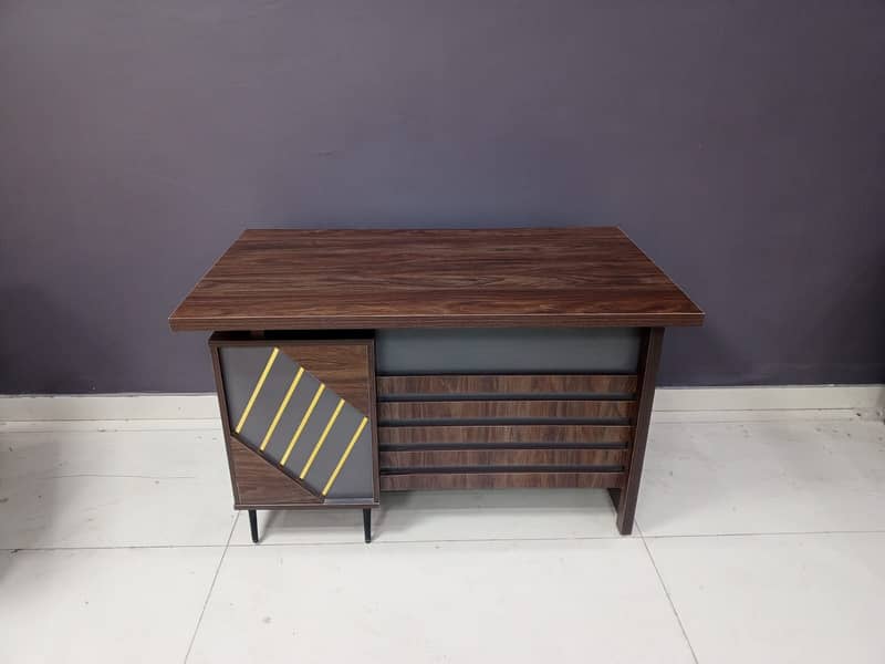 Modern Office Table for Sale – Stylish & Durable, Great Condition! 12