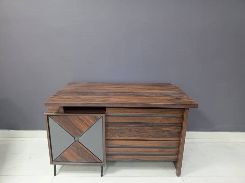 Modern Office Table for Sale – Stylish & Durable, Great Condition! 13