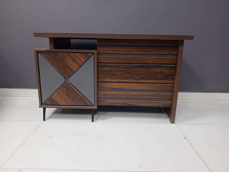 Modern Office Table for Sale – Stylish & Durable, Great Condition! 14